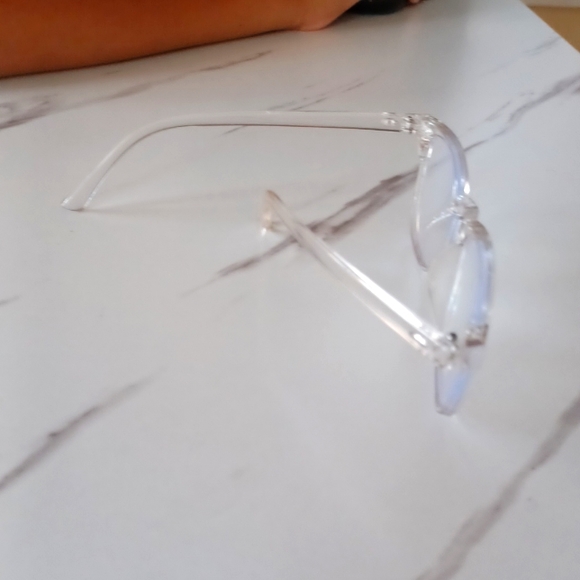 Glasses - Picture 2 of 4